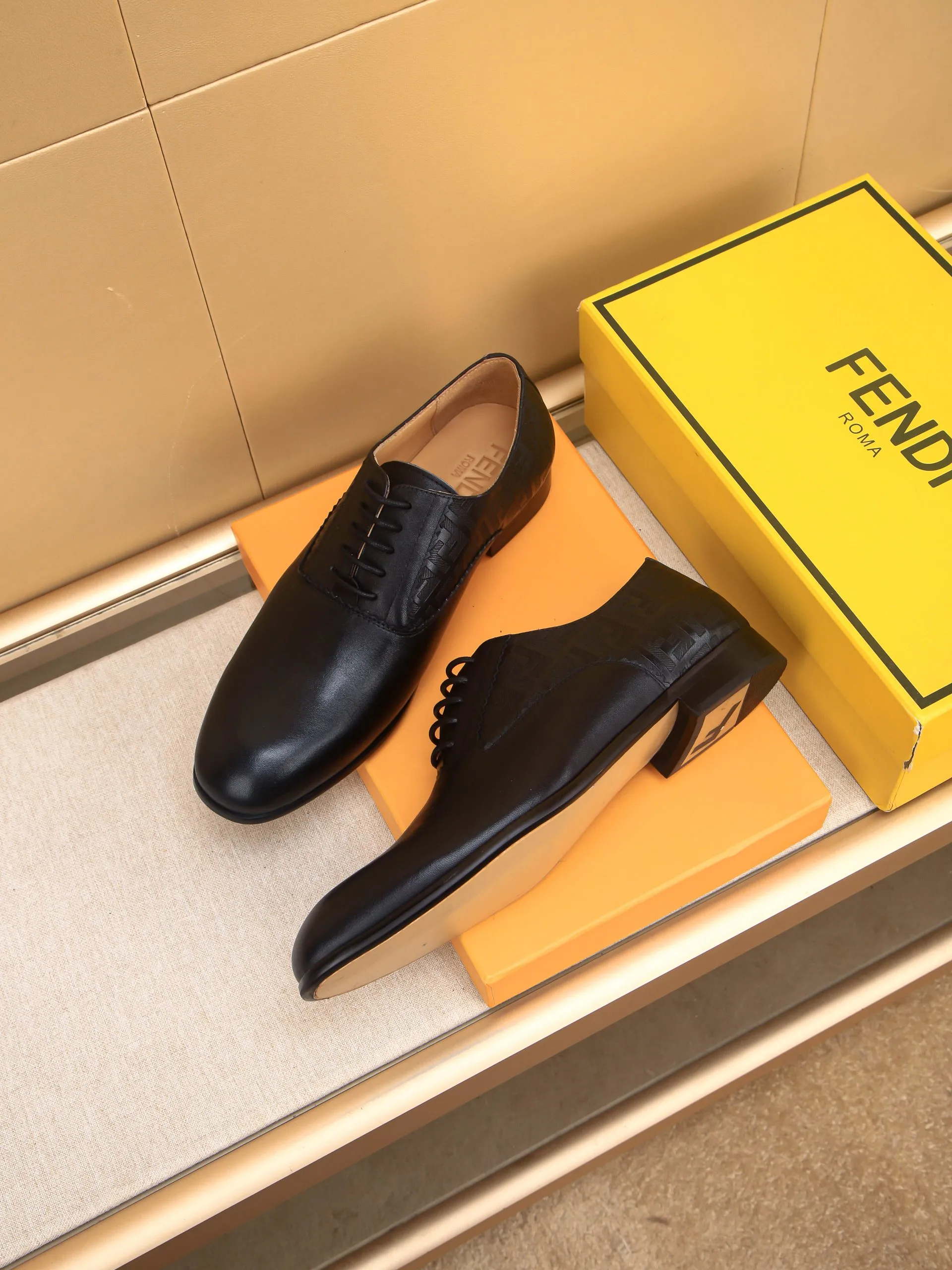 Men's shoes💰460 🕷🕷【FENDI】The latest men's formal leather shoes🇨🇳Classic series not to be missed💯The first layer is made of imported first-layer cowhide☘Original quality, the leather is smooth and delicate🎋Awesome version, perfect streamlined outline🍇🐮Leather lining, code number 39-44...(customized at 38.45.46.47)